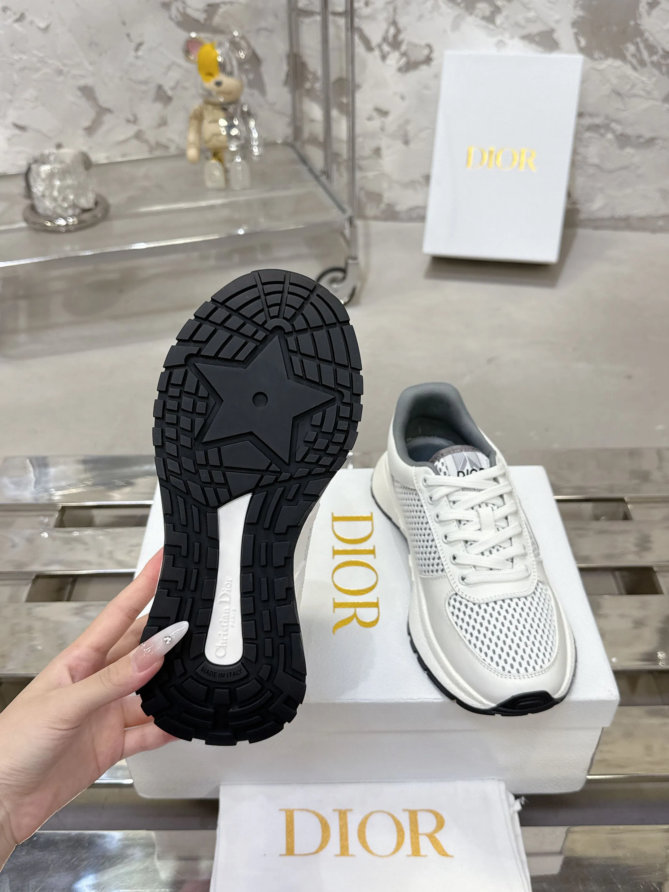 Factory price 680💰 Top version! ! ! Dior Dior's latest Run'n'Dior series, couple's thick-soled casual sneakers, originally purchased, developed and manufactured. This Run'n'Dior reinterprets sports style with an elegant and fashionable shape. The upper is crafted from white mesh fabric and features the Christian Dior Paris signature on the laces and heel. The exquisite two-color sole is light and soft, which can add a high-end temperament to all kinds of casual looks. Exquisite packaging at the delivery counter 🛍📦 ▪️Fabric: Original customized imported first-layer cowhide ▪️Inner lining: Imported original lining ▪️Sole: Original molded non-slip TPU material ▪️Size: Women's 35-41 / Men's 39-46 (Female 40 41 / Men's 38.45.46 customized)